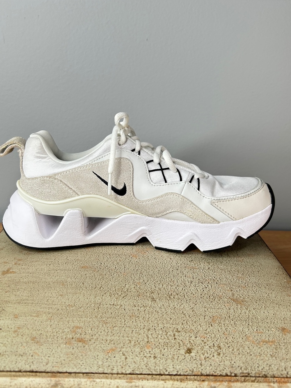 Nike White Sneakers Size 8 Tennis Shoes RYZ 365 Summit - Picture 14 of 16